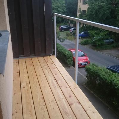 Obklad malého balkónu Sibiřský modřín