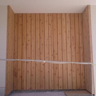 Obklad z Cedru červeného u vchodu do domu