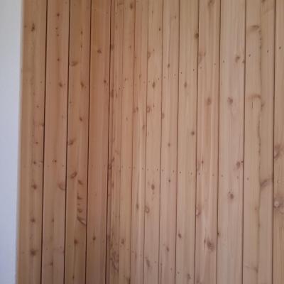 Obklad z Cedru červeného u vchodu do domu