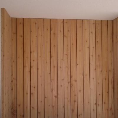 Obklad z Cedru červeného u vchodu do domu