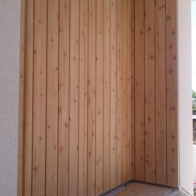 Obklad z Cedru červeného u vchodu do domu