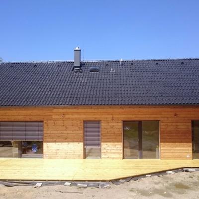 Terasa ze sibiřského modřínu u rodinného domu