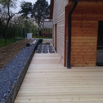 Terasa ze sibiřského modřínu u rodinného domu