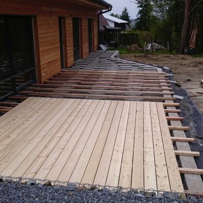 Terasa ze sibiřského modřínu u rodinného domu