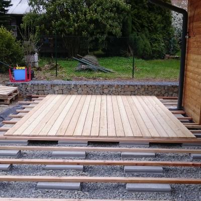 Terasa ze sibiřského modřínu u rodinného domu