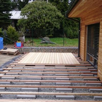 Terasa ze sibiřského modřínu u rodinného domu