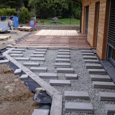 Terasa ze sibiřského modřínu u rodinného domu