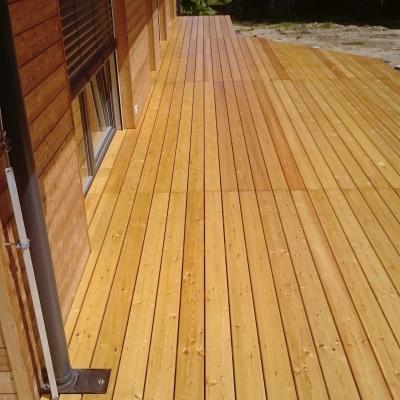 Terasa ze sibiřského modřínu u rodinného domu