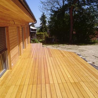 Terasa ze sibiřského modřínu u rodinného domu