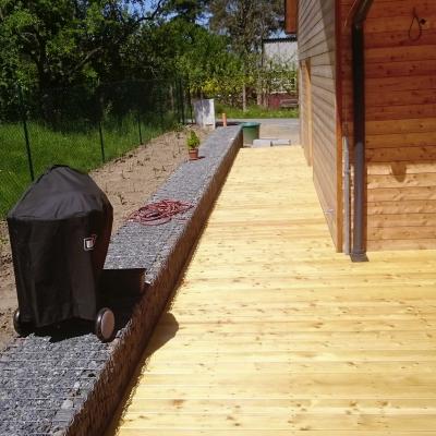 Terasa ze sibiřského modřínu u rodinného domu