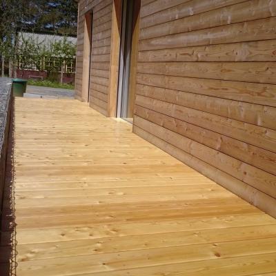 Terasa ze sibiřského modřínu u rodinného domu