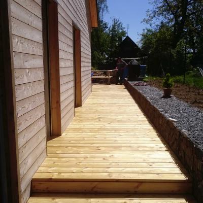 Terasa ze sibiřského modřínu u rodinného domu