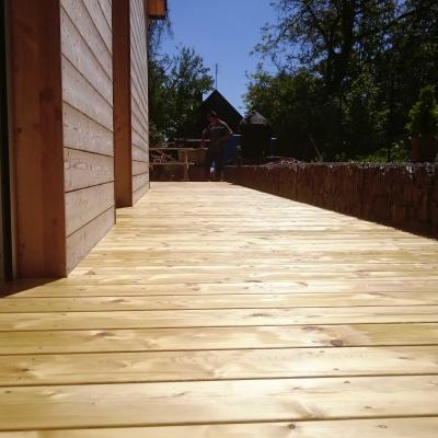 Terasa ze sibiřského modřínu u rodinného domu