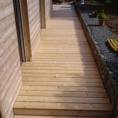 Terasa ze sibiřského modřínu u rodinného domu