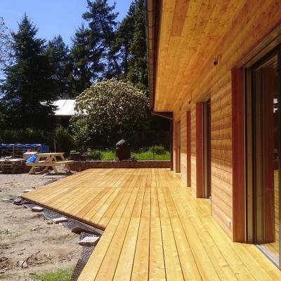 Terasa ze sibiřského modřínu u rodinného domu