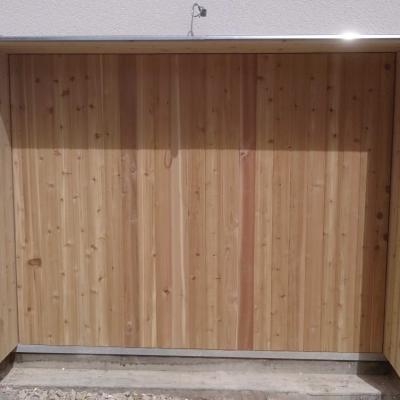 Výklopná vrata do garáže, obklad palubky Cedr červený