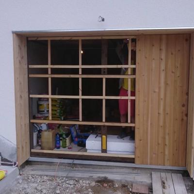 Výklopná vrata do garáže, obklad palubky Cedr červený