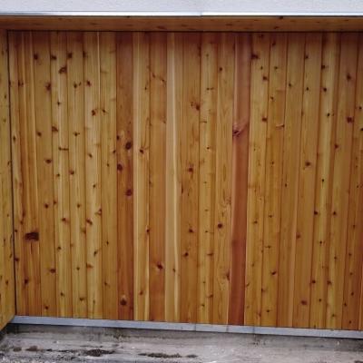 Výklopná vrata do garáže, obklad palubky Cedr červený