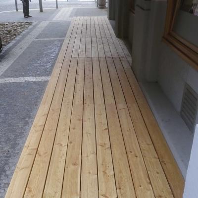 Zahradní teráska pro hosty Sibiřský modřín drážkovaný. Barva oleje - OSMO bezbarvý