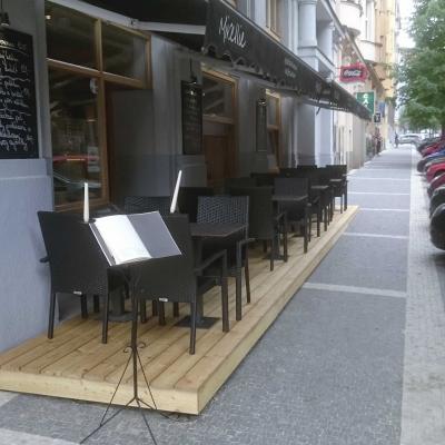 Zahradní teráska pro hosty Sibiřský modřín drážkovaný. Barva oleje - OSMO bezbarvý