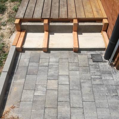 Obložení schodu u starší terasy - Sibiřský modřín