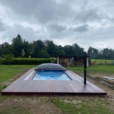 Terasa z masseranduby u bazénu se slanou vodou