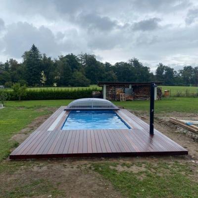 Terasa z masseranduby u bazénu se slanou vodou