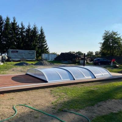 Terasa z masseranduby u bazénu se slanou vodou