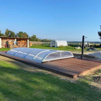 Terasa z masseranduby u bazénu se slanou vodou