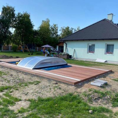 Terasa z masseranduby u bazénu se slanou vodou