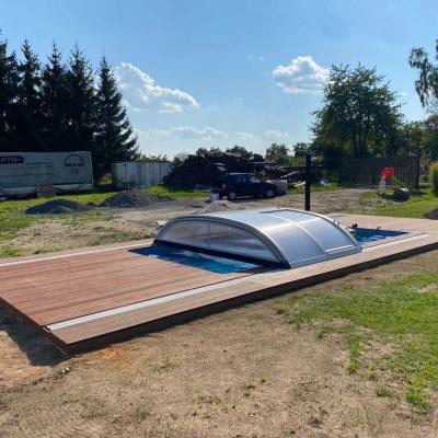 Terasa z masseranduby u bazénu se slanou vodou