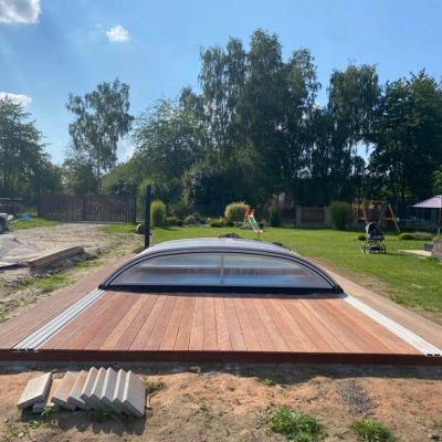 Terasa z masseranduby u bazénu se slanou vodou