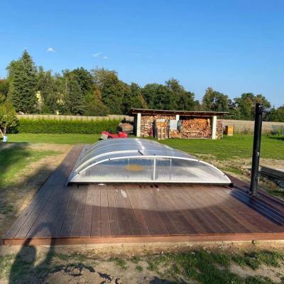 Terasa z masseranduby u bazénu se slanou vodou