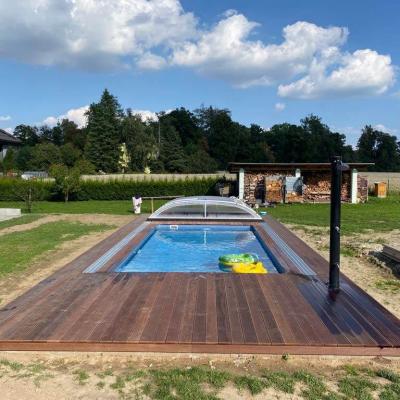 Terasa z masseranduby u bazénu se slanou vodou