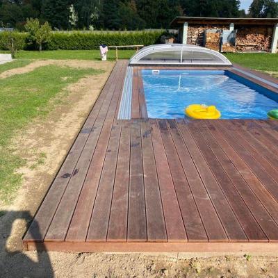 Terasa z masseranduby u bazénu se slanou vodou