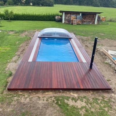 Terasa z masseranduby u bazénu se slanou vodou