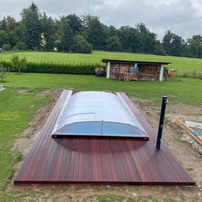 Terasa z masseranduby u bazénu se slanou vodou