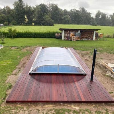 Terasa z masseranduby u bazénu se slanou vodou