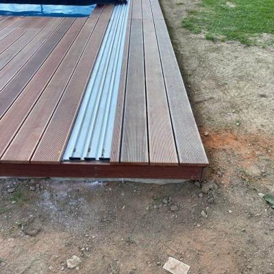 Terasa z masseranduby u bazénu se slanou vodou