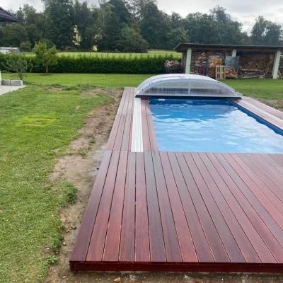 Terasa z masseranduby u bazénu se slanou vodou