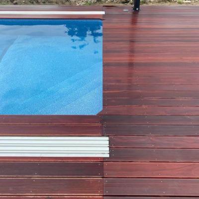 Terasa z masseranduby u bazénu se slanou vodou