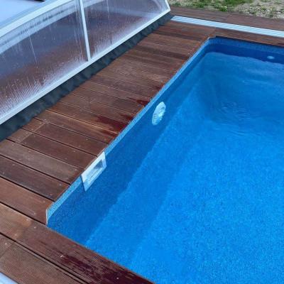 Terasa z masseranduby u bazénu se slanou vodou