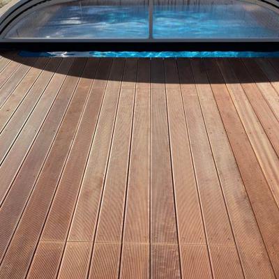 Terasa z masseranduby u bazénu se slanou vodou