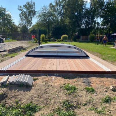 Terasa z masseranduby u bazénu se slanou vodou