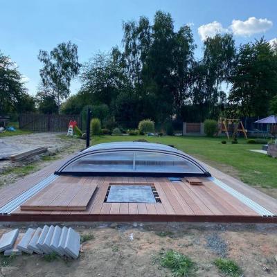 Terasa z masseranduby u bazénu se slanou vodou