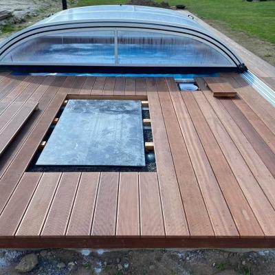 Terasa z masseranduby u bazénu se slanou vodou