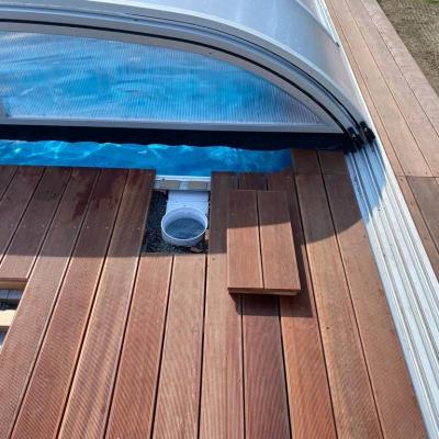 Terasa z masseranduby u bazénu se slanou vodou