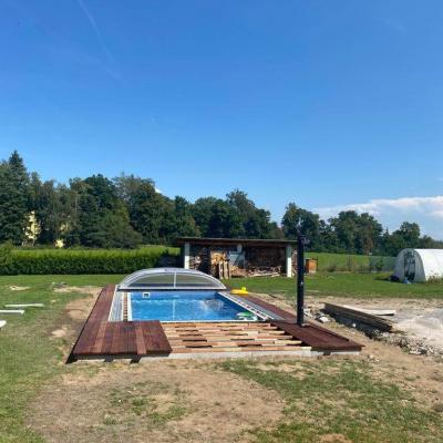 Terasa z masseranduby u bazénu se slanou vodou