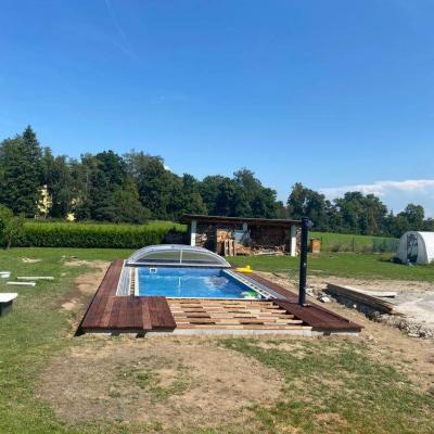 Terasa z masseranduby u bazénu se slanou vodou