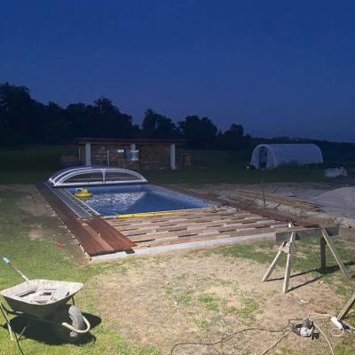 Terasa z masseranduby u bazénu se slanou vodou